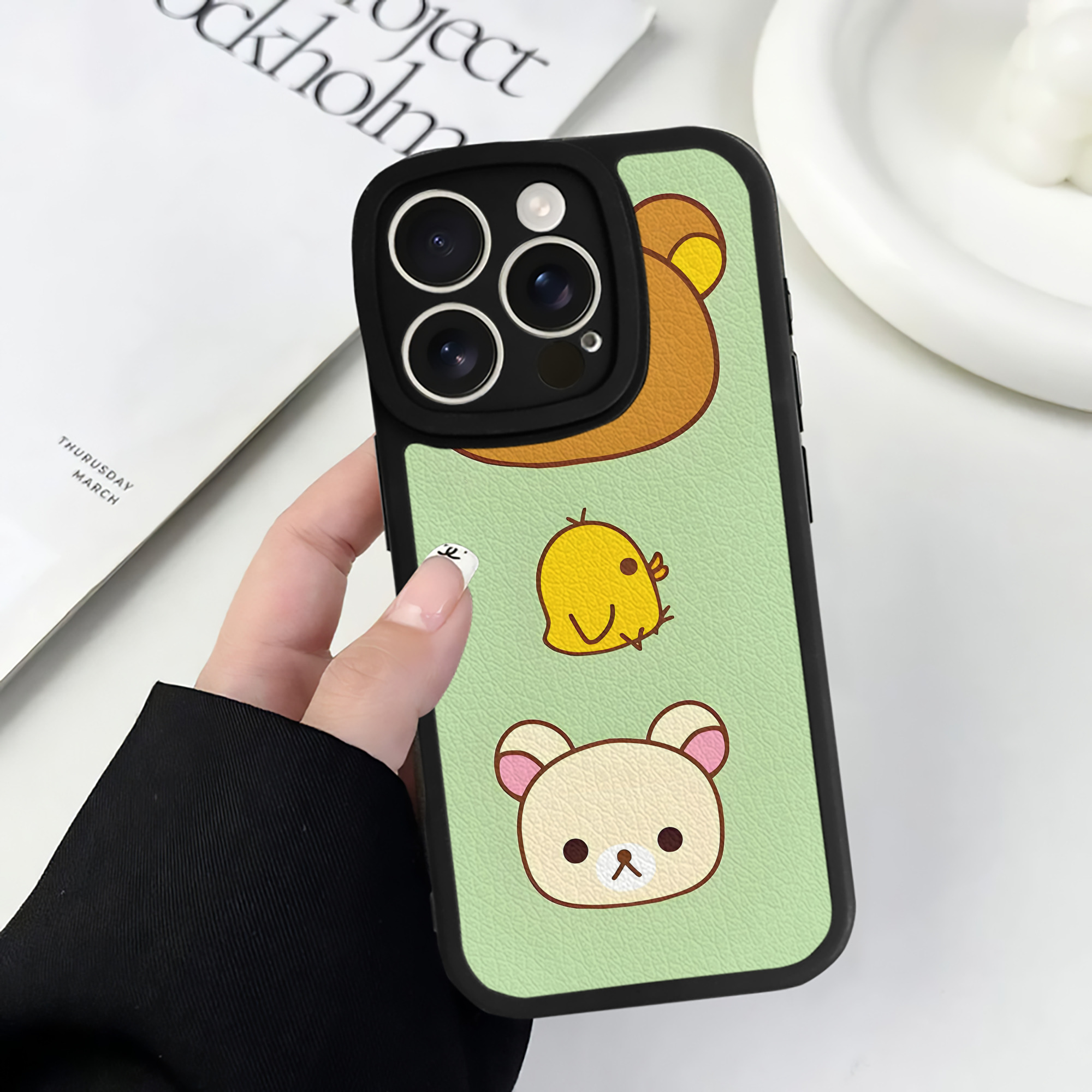 （画像用） リラックマ リラックマ キイロイトリ Rilakkuma Korilakkuma Kiiroitori 【iPhone 16シリーズ対応】シリコンスマホケース（レザー調） 材質：シリコン